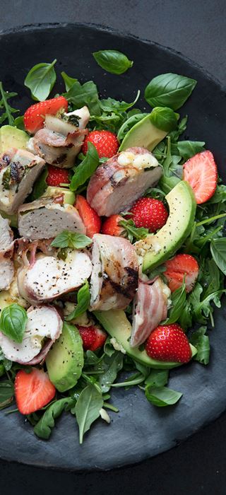 Salad with grilled chicken, strawberries and Cheddar