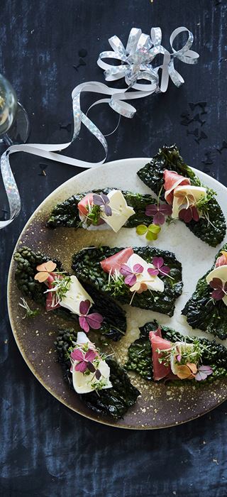 Kale chips with ham, Creamy White and cress