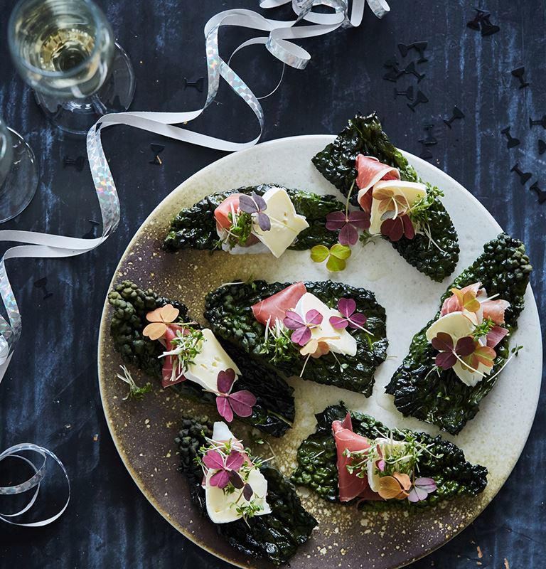 Kale chips with ham, Creamy White and cress