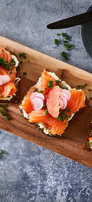 NORDIC OPEN SANDWICH WITH CREAM CHEESE 