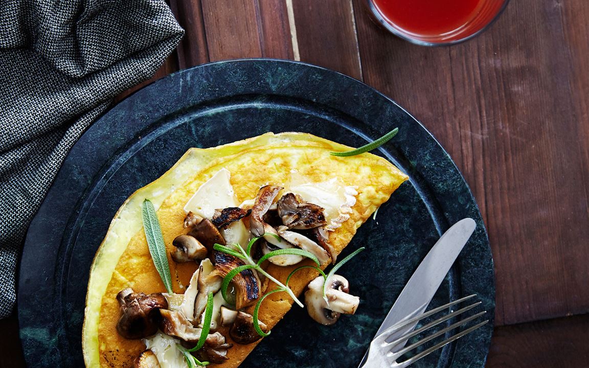 Omelet with mushrooms and thyme