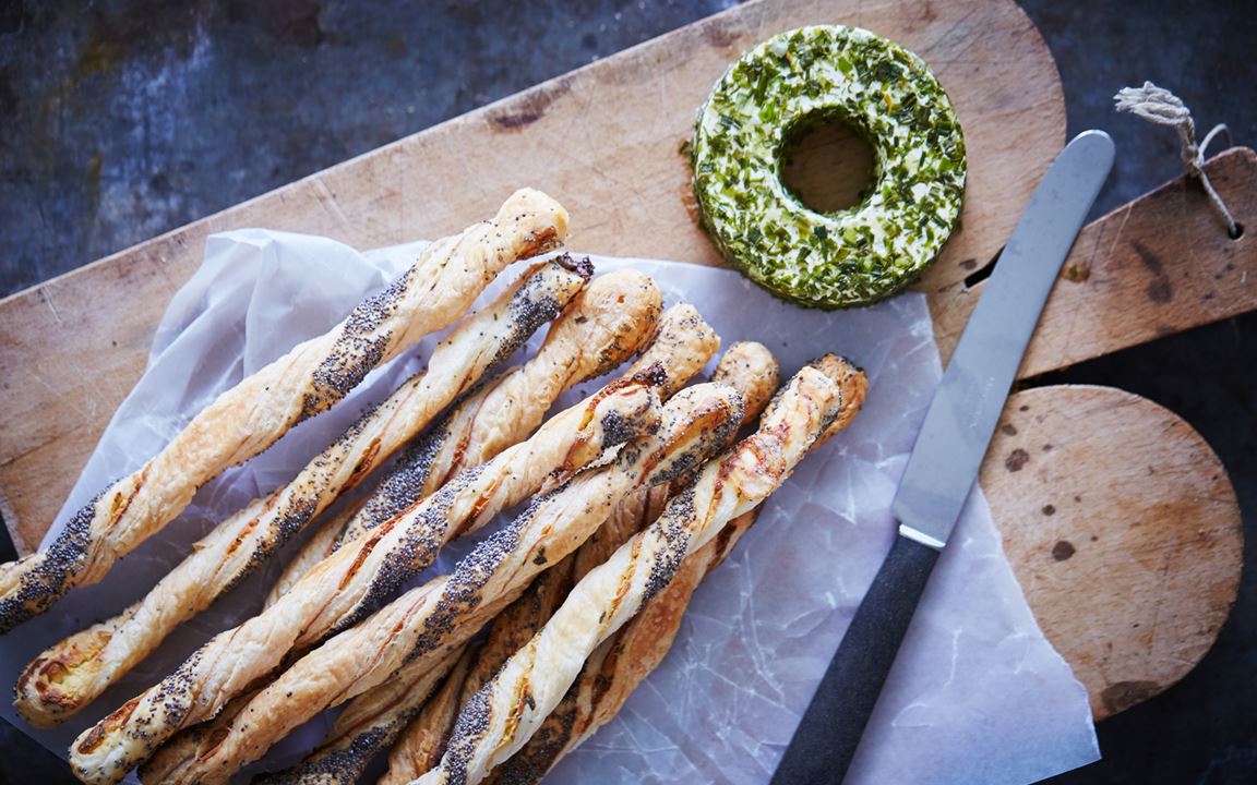PUFF PASTRY GRISSINI BREADSTICKS WITH CREAM CHEESE 
