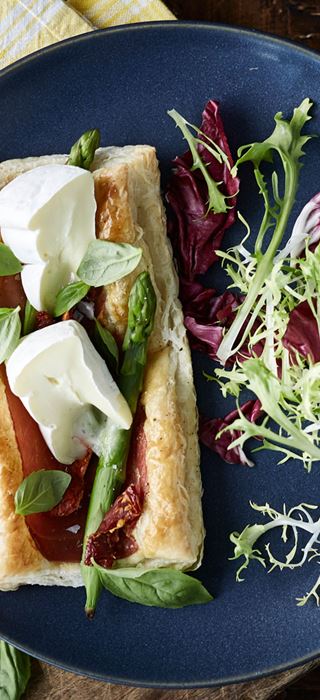 Puff pastry tart with Creamy White, asparagus & prosciutto