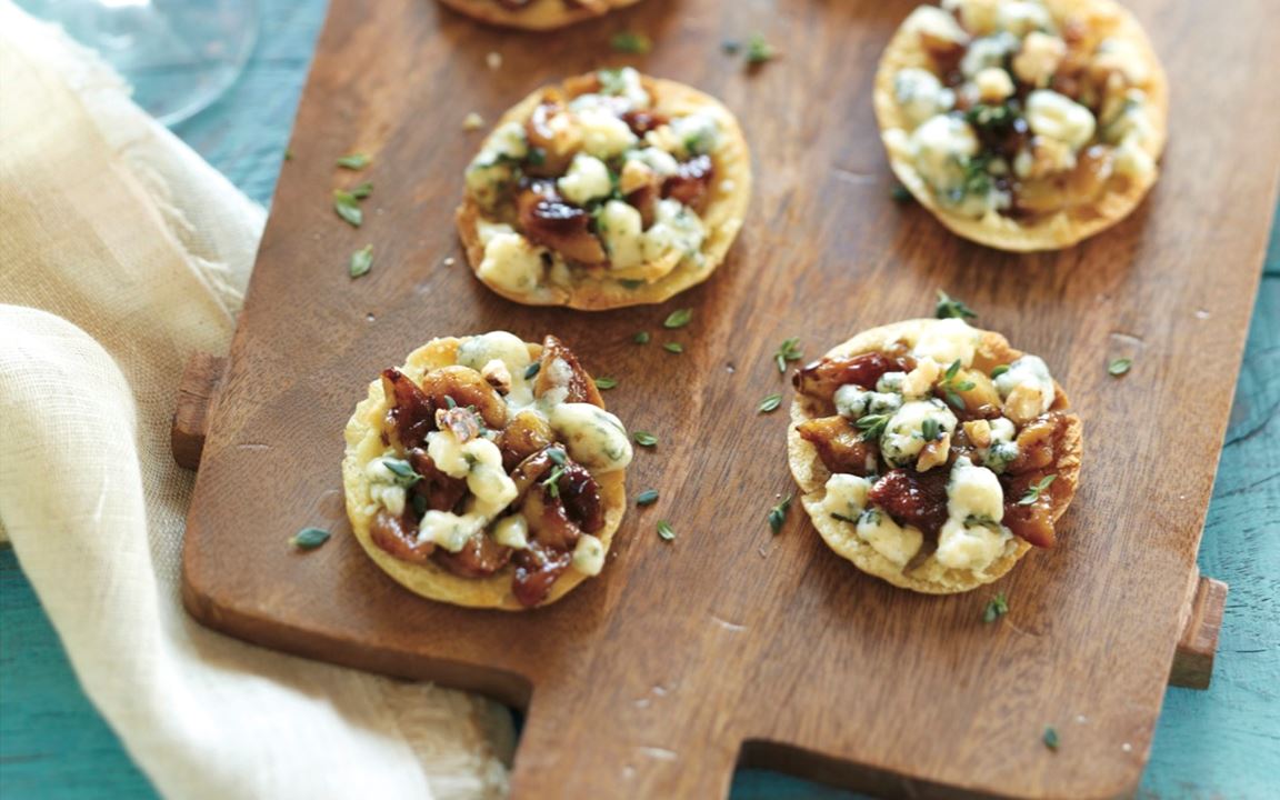 Roasted garlic and Blue cheese mini pizza appetizers