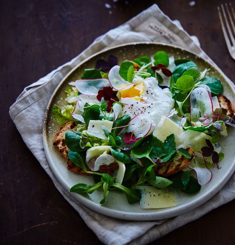 Spring salad with poached egg, Havarti and croutons