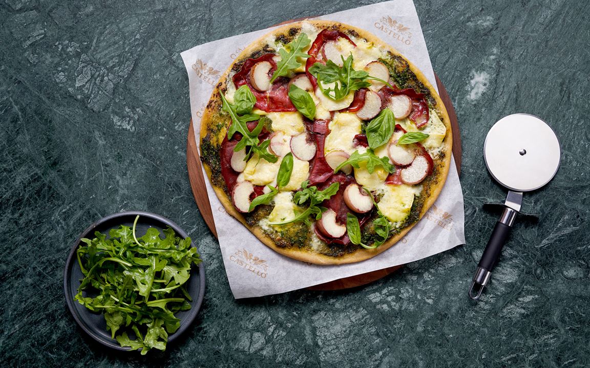 Summer pizza with bresaola & peach