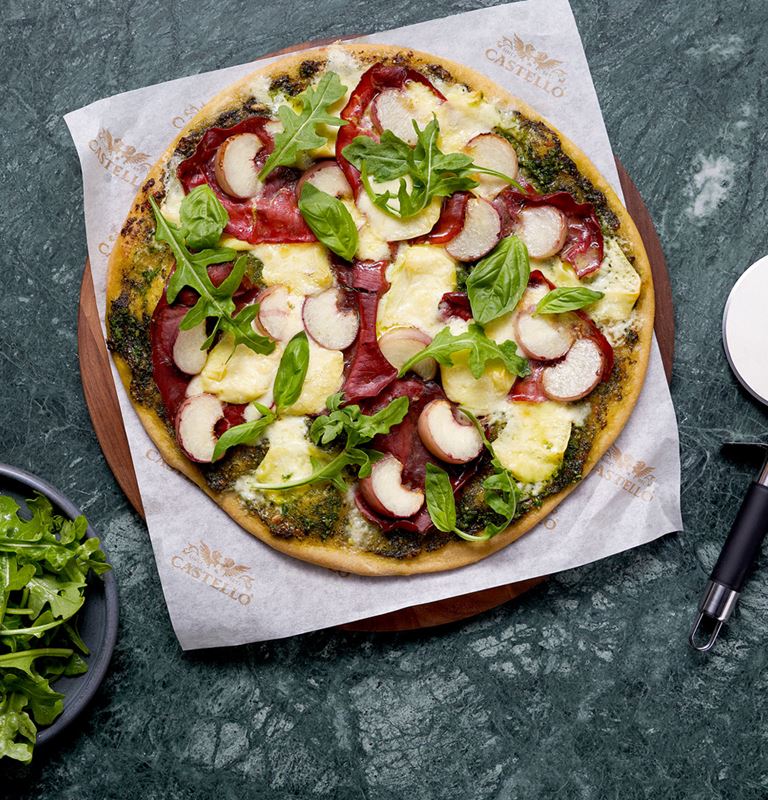 Summer pizza with bresaola & peach