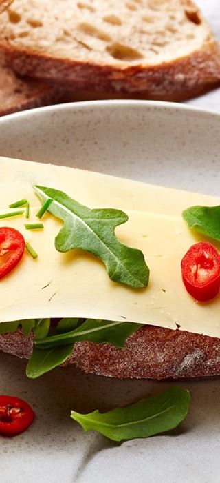 Castello® Cheddar, maalaisleipä ja chili