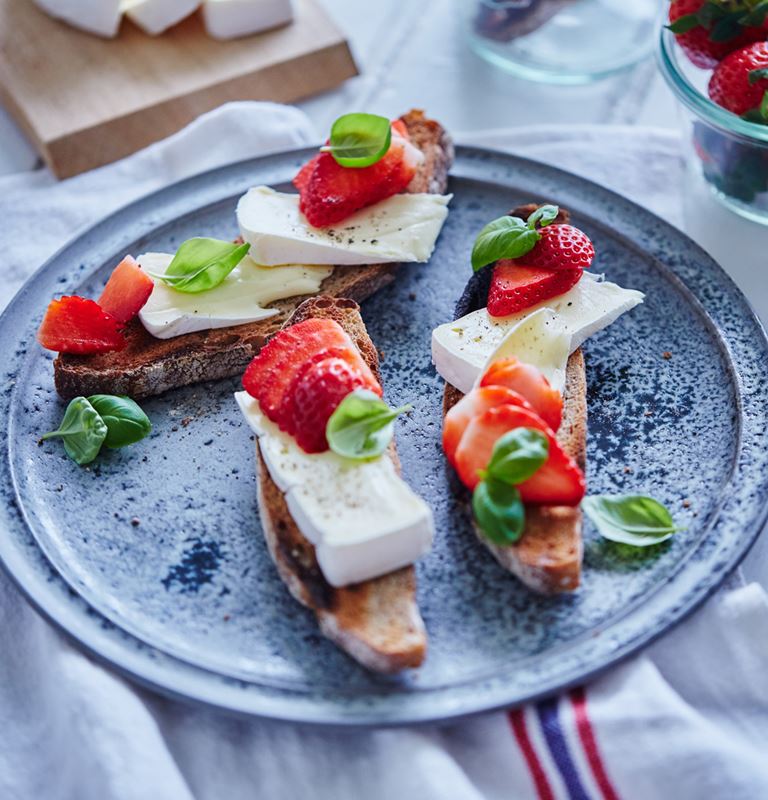 Bruschetta med jordbær og hvitmuggost