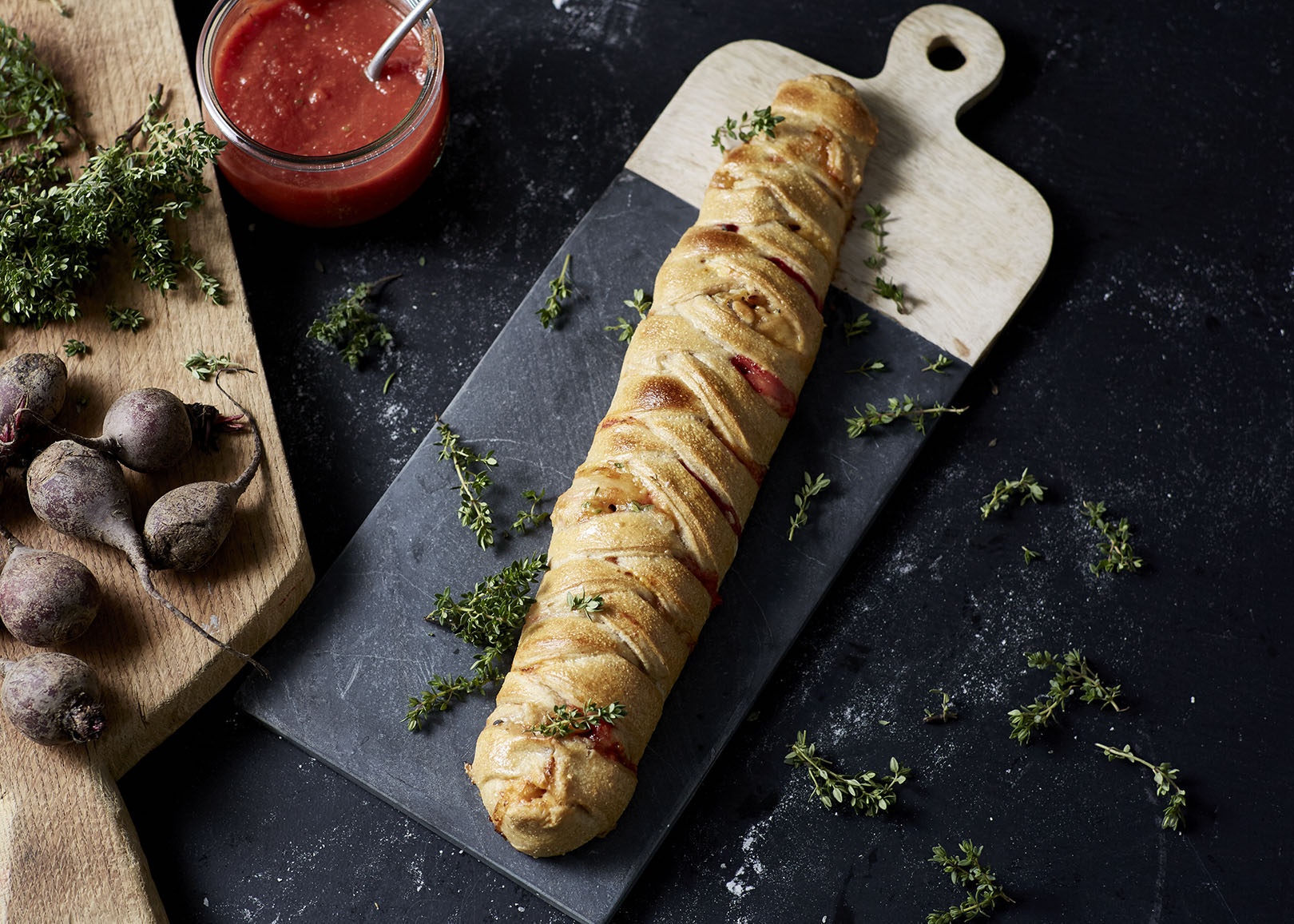 Flettet pizzabrød med blåmuggost, rødbeter, pinjekjerner og timian