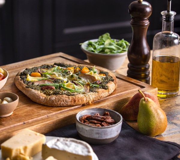 Pizza med pesto og Castello® Hvit