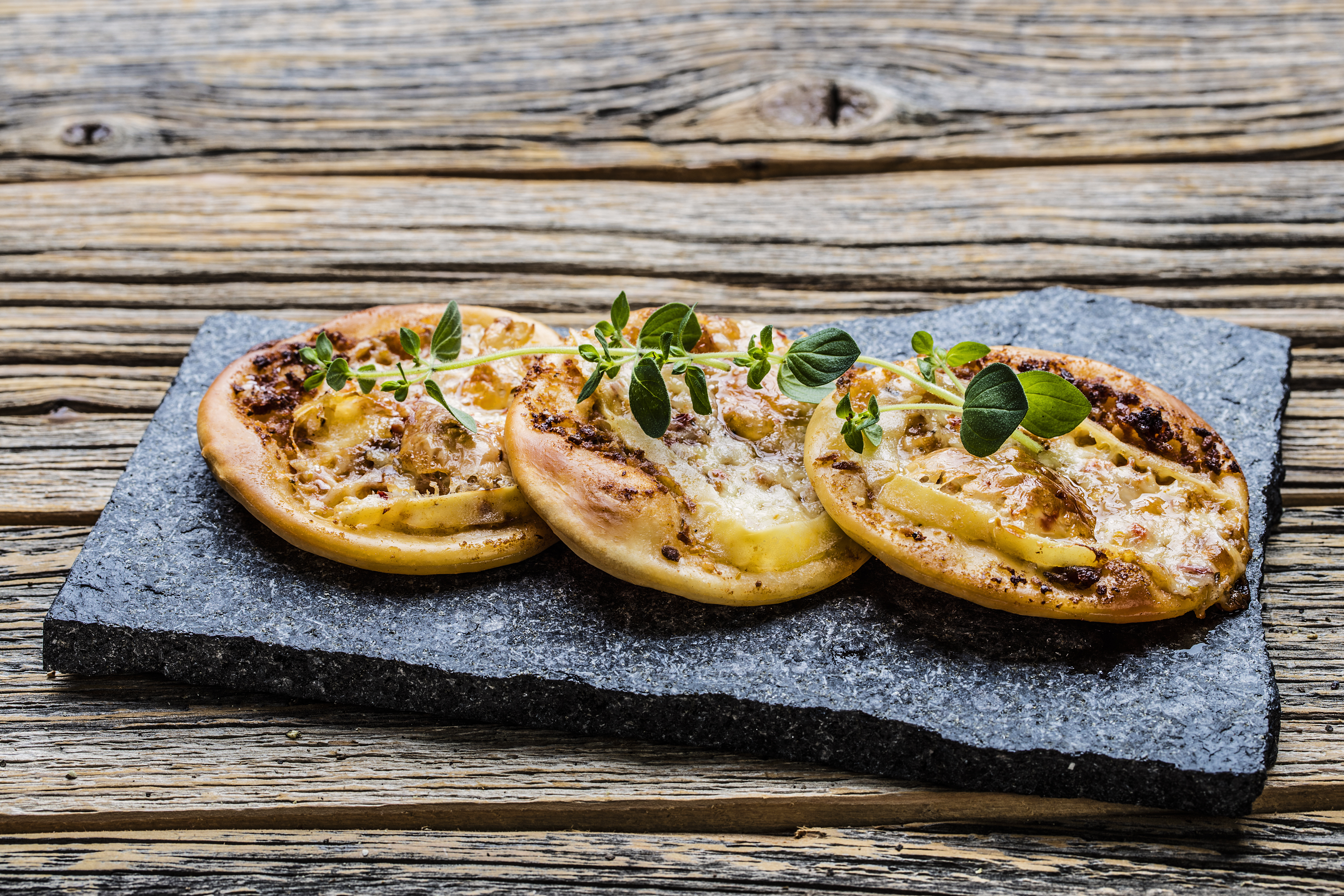 Vegatarpizza med rød pesto