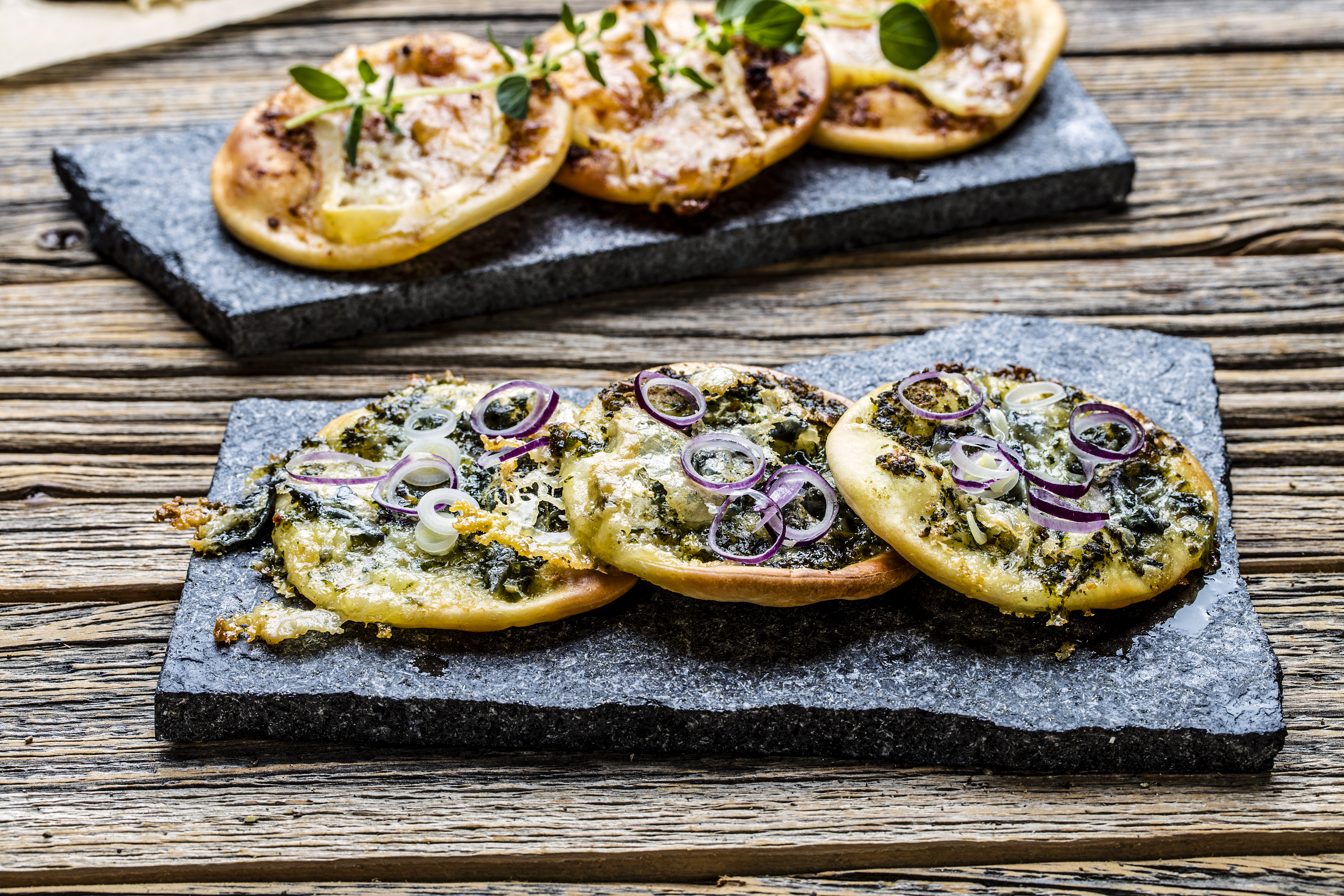 Vegetarpizza med blåmuggost og grønn pesto