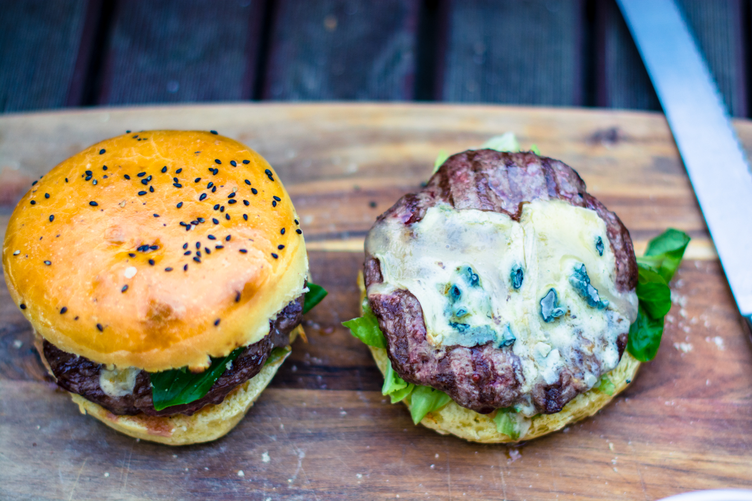 Cheeseburger z serem z błękitną pleśnią, kiełbasą Chorizo i