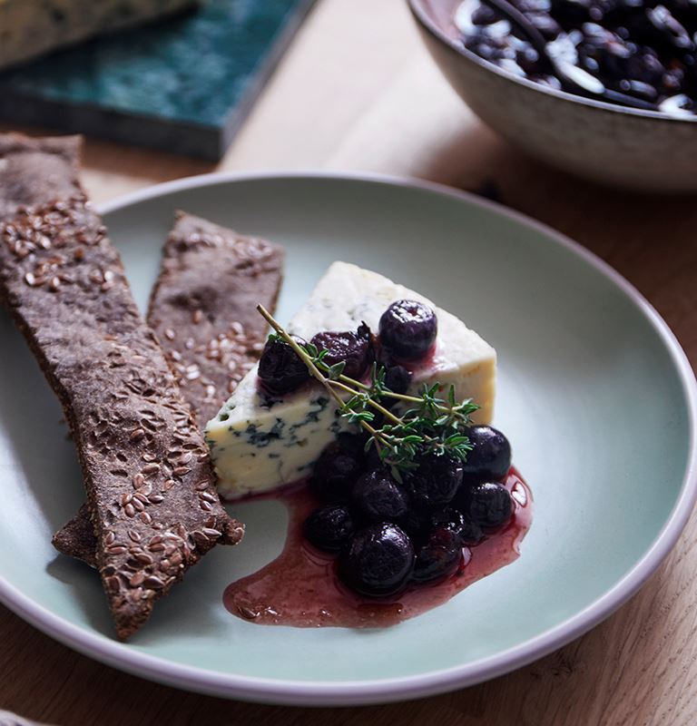 Blue cheese with blueberries, thyme and malt crackers