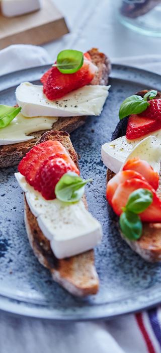 Bruschetta with strawberries and Extra Creamy Brie 