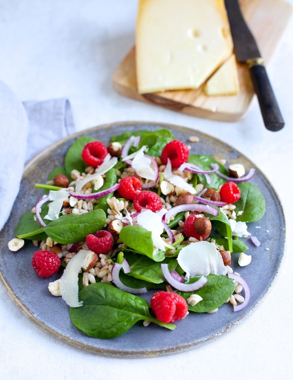 Nordic salad with raspberries and mature cheddar cheese | Castello®️