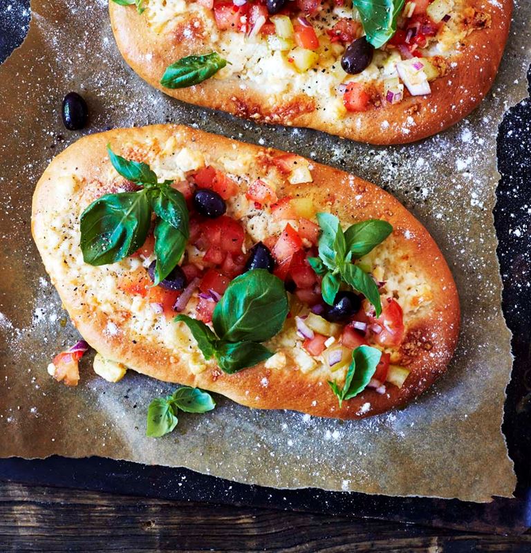 Pizza bianca with fresh tomato