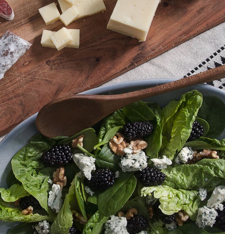 Blue cheese salad with walnuts and blackberries