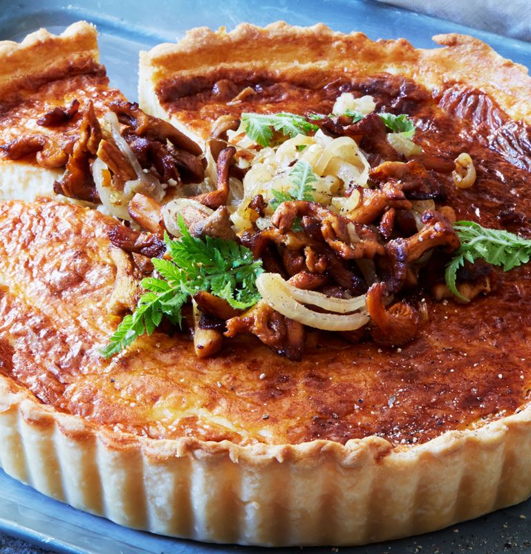 Tart with onions and chanterelles