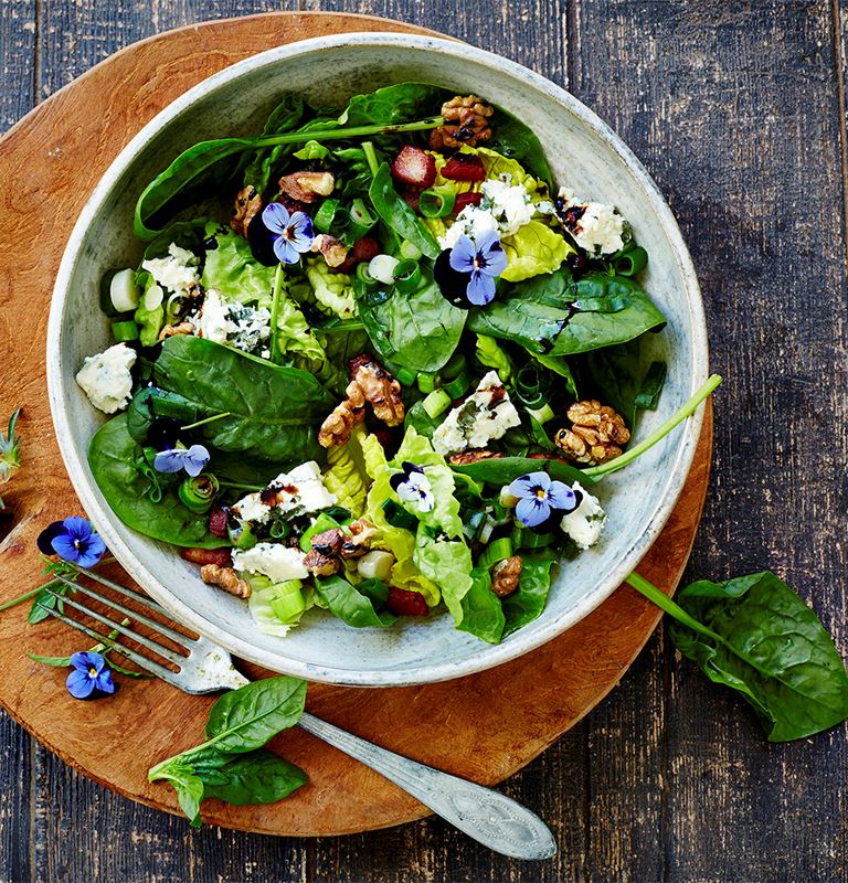 Violet salad with blue cheese and walnuts