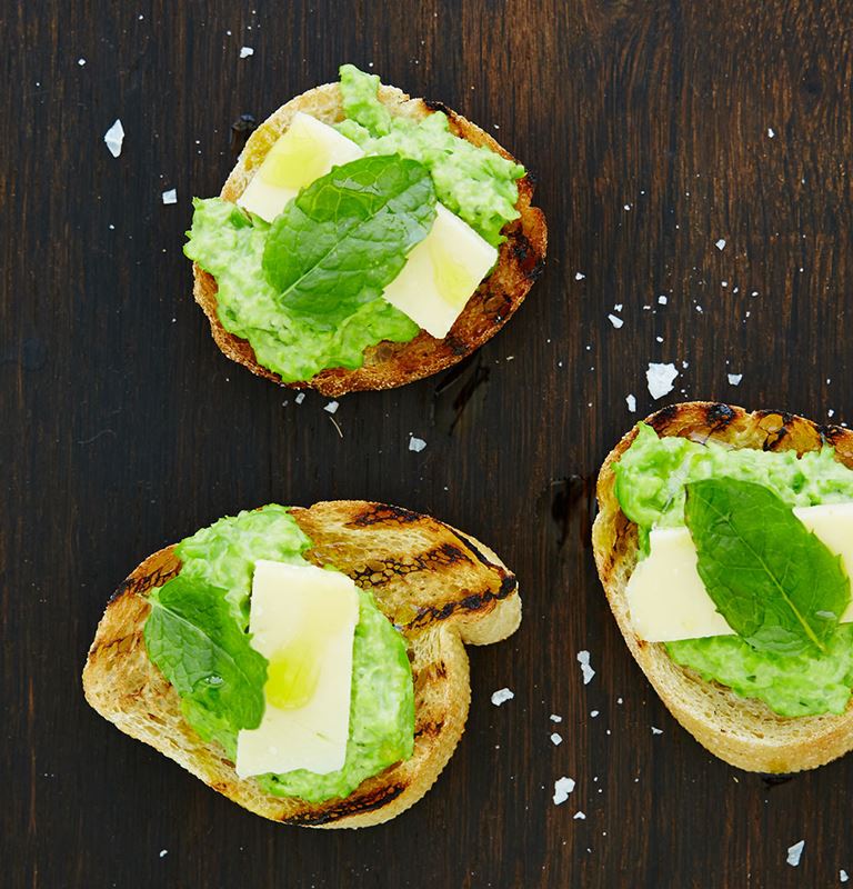 Bruschetta with pea puree, cheddar and mint