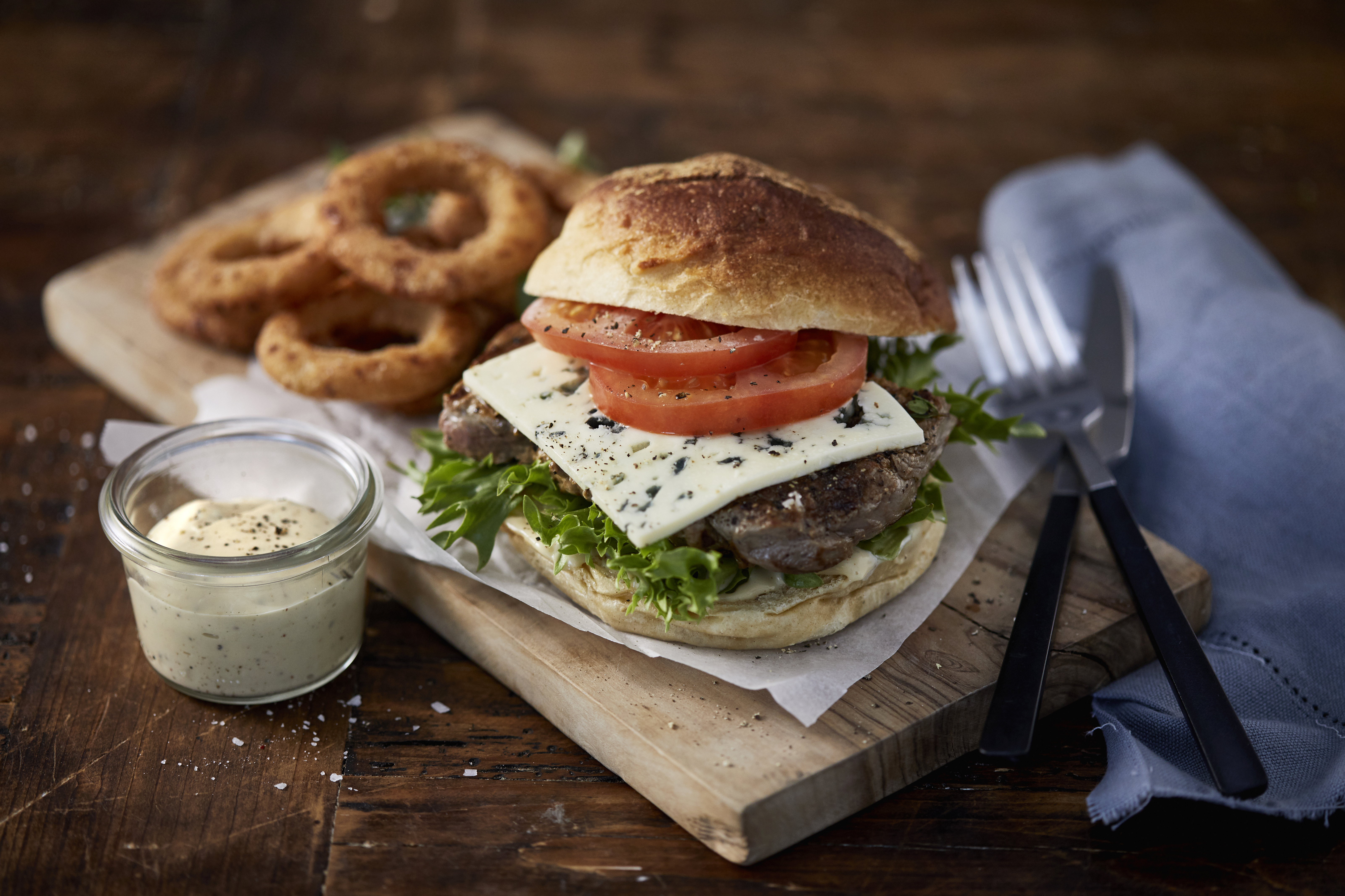Burger Blue Cheese Burger with Onion Rings Castello®️