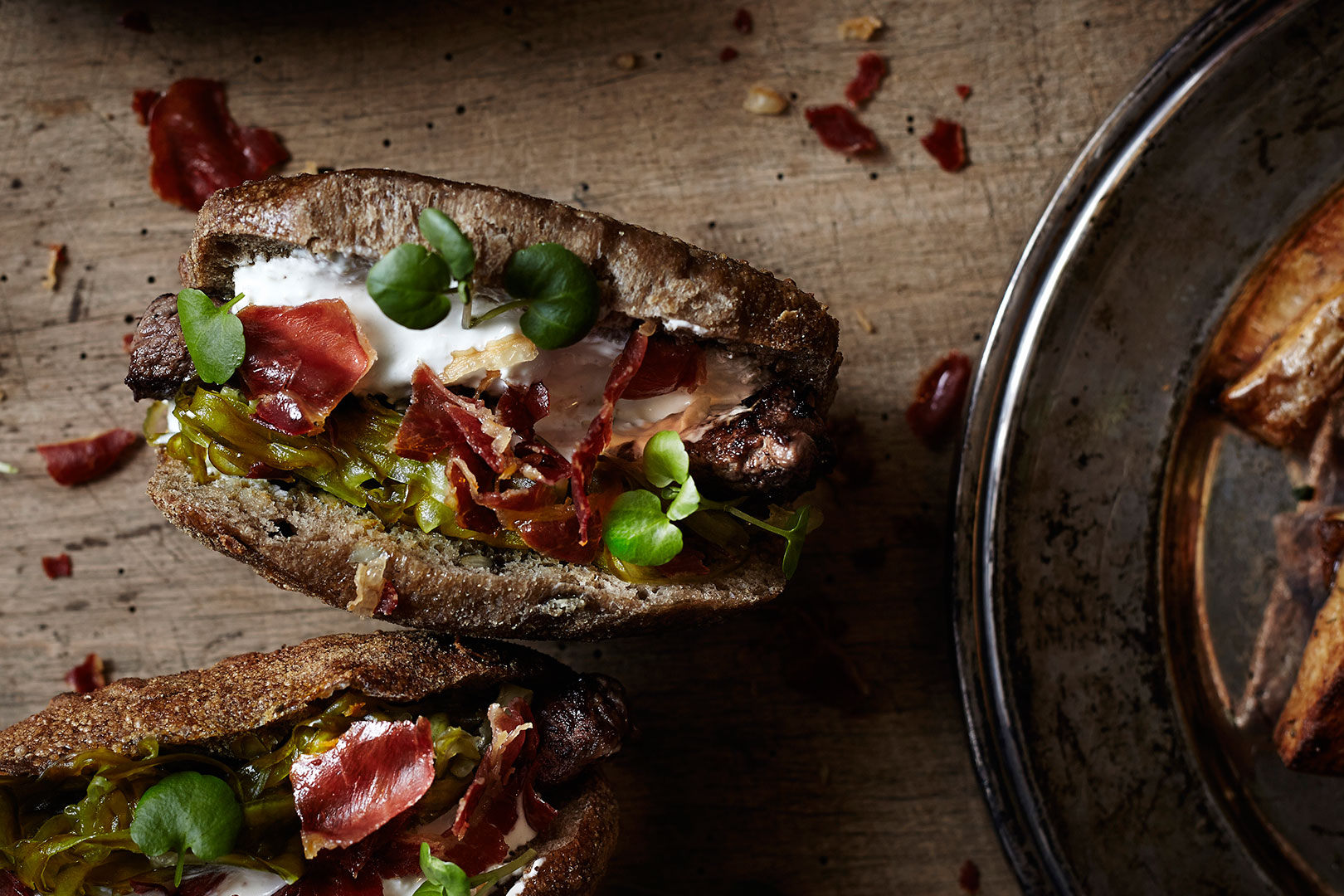 Steak hot dog with Blue Cheese and horseradish dressing Castello®️