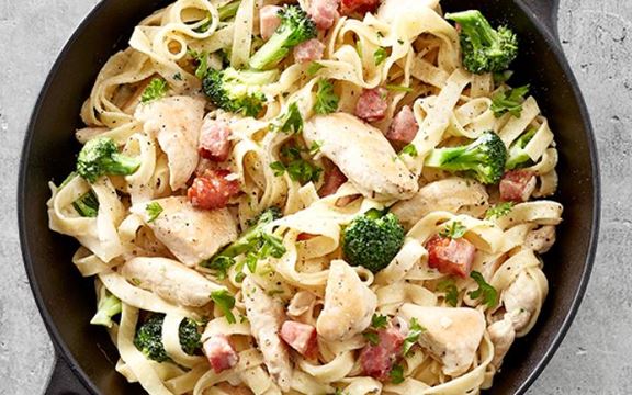 Chicken Alfredo med bacon, broccoli og frisk pasta | meny