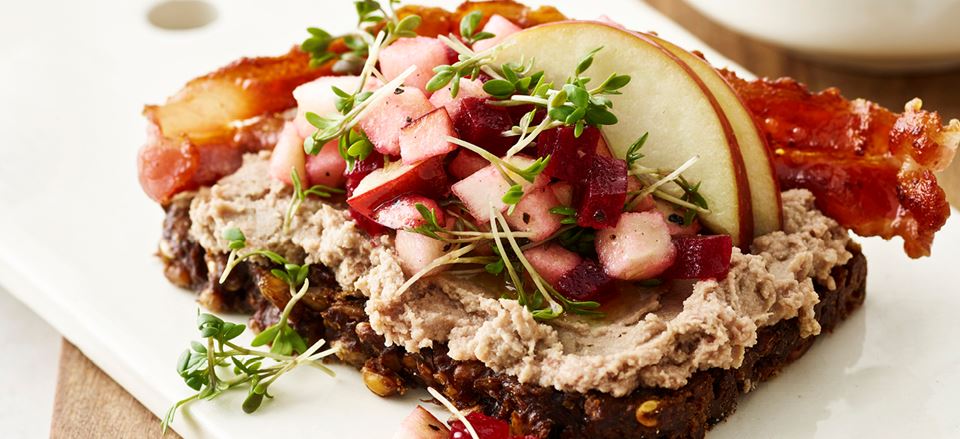 Leverpostejsmad på rugbrød med æble-rødbedesalat, karse, og bacon | meny