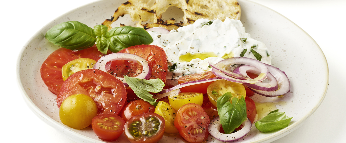 Rørt ricotta med tomatsalat og crostini | meny
