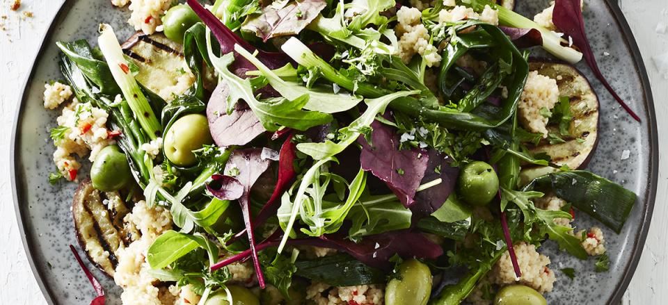syv vaskepulver Produktiv Salat med grillede forårsløg, aubergine, oliven og couscous | meny