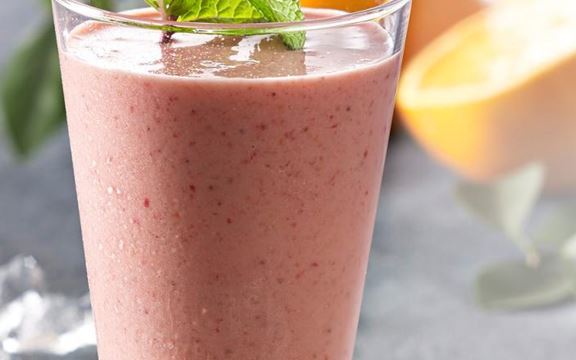 Smoothie med appelsinjuice, jordbær og gulerod | meny