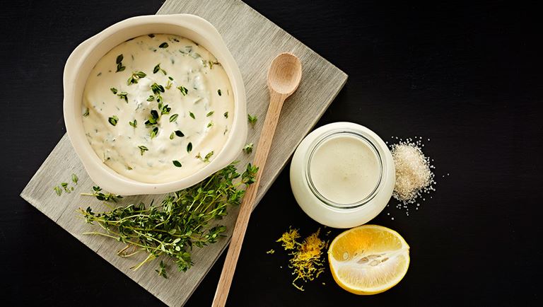 Cream dressing with lemon-thyme