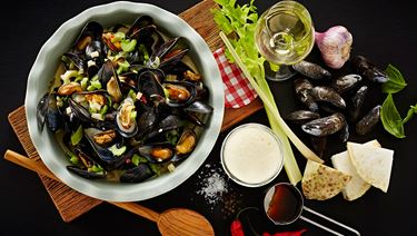 Steamed mussels with basil and two types of celery