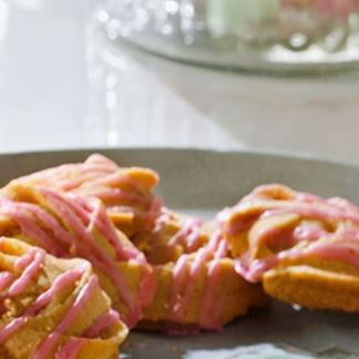 كوكيز الزبدة الهشّة "البسكويت الدنماركي" مُزيَّن بالسُكَّر الوردي