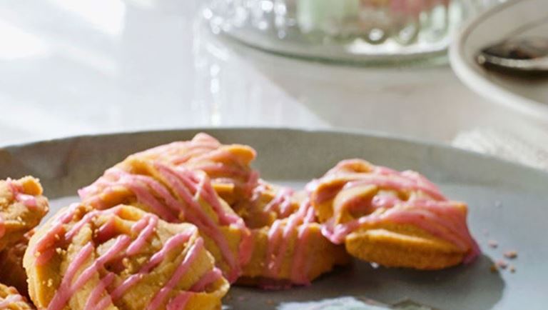 كوكيز الزبدة الهشّة "البسكويت الدنماركي" مُزيَّن بالسُكَّر الوردي