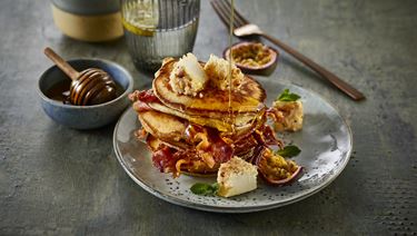 Amerikanische Pfannkuchen mit Ananas-Frischkäse und Speck