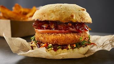 Barbecue-Burger mit Crispy Coated Cheese Patties