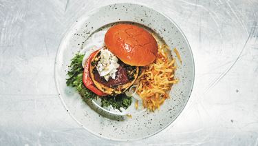 BBQ Burger mit knusprigen Kartoffeln
