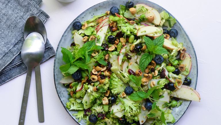 Brokkolisalat mit Skyr, Blaubeeren und Minze