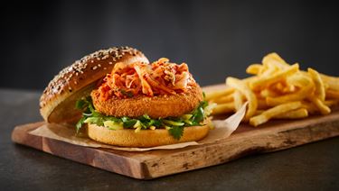 Burger Asian Style mit Crispy Coated Cheese Patties