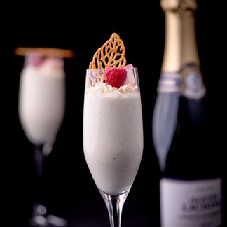 Champagner-Mousse mit kristallisierter weißer Schokolade