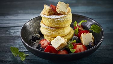 Fluffige japanische Pfannkuchen mit Ananas-Frischkäse und Beeren