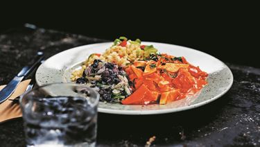 Grillkäse-Eintopf à la Stroganoff mit schwarzen Bohnen und Reis