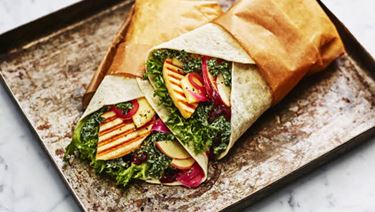 Grillkäsewrap mit Apfelspalten und karamellisierten Zwiebeln