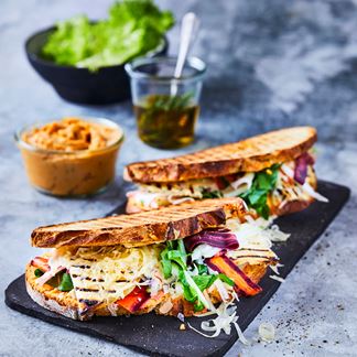 Knusper-Sandwich mit Arla® Pro Grilling cheese und Buko® Pikante Kräuter