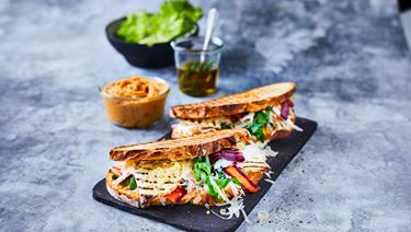 Knusper-Sandwich mit Arla® Pro Grilling cheese und Buko® Pikante Kräuter