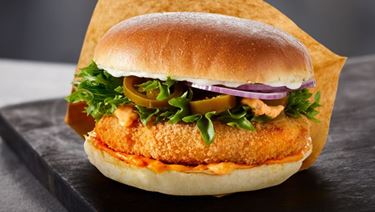 Knusprig-würziger Chipotle Burger mit Crispy Coated Cheese Patties
