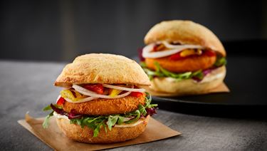 Knuspriger Aioli-Burger mit Crispy Coated Cheese Patties
